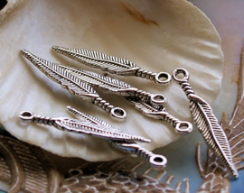 set/5 Charms: Feather - 28 mm - Antique Silver Tone