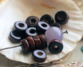 set/25 beads: Wood - Spacer Heishi - 8x3 mm - Bown