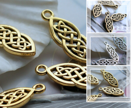 set/2 charms: TRIQUETRA Wicca Celtic Goddess - 26x10 mm - 3 metal tones