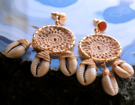 Pair of Earrings: Dream Catchers with Cowry Shell - Gold