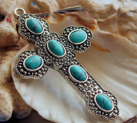 Hanger: Kruis  met Turquoise Howliet - 58 mm - Antiek Zilver Kleur