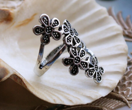 Ring: Flowers - Size: 18 mm - Antique Silver Tone