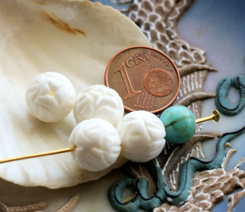 set/2 Beautiful Beads: real White Tridacna - LOTUS Flower - 10 mm