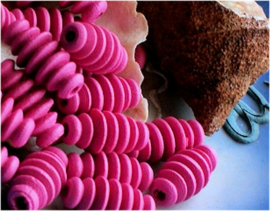 set/10 beads: Wood - Tabular Twist - 17x9 mm - Cyclame Pink matte