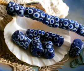 set/3 Krobo TRADE BEADS - Handelskralen uit Ghana - Glas - ca 14x9 mm - Donkerblauw Kobalt Blauw Wit