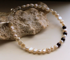 C&G Pearl Bracelet: real Freshwater Pearls with Garnet - 20,5 cm