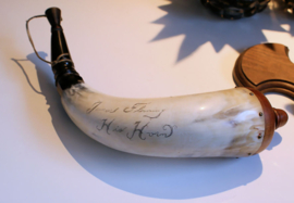 Vintage Schotse Kruithoorn van hoorn, handgedecoreerd met Hert