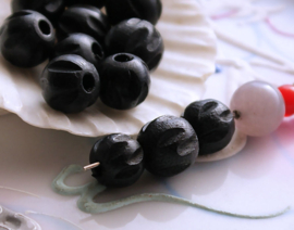 set/5 beads: Wood - Round with carving -  10 mm - Black