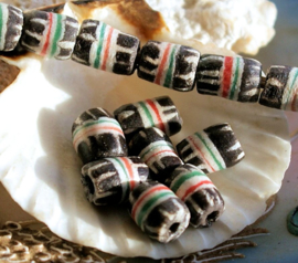 set/5 Krobo TRADE BEADS: Feather - Handelskralen uit Ghana - Glas - ca 10-12 mm - Zwart Wit Rood Groen