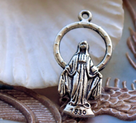 Hanger: Maria met Gebedje - 36 mm - Antiek Zilver Kleur