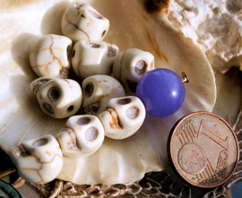 set/5 Beads: SKULL Howlite - 10x8 mm - Off White