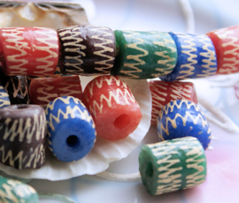 1 Krobo TRADE BEAD uit Ghana - Glas - ca 11x12 mm - 4 kleuren