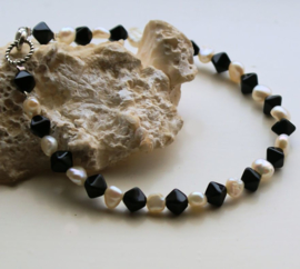C&G Pearl Bracelet: real Freshwater Pearls with Black Czech Glass - 20,5 cm