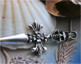 Hanger: Schedel Zwaard - Skull Sword - 57 mm - Antiek Zilver Kleur Metaal