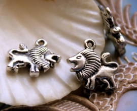 1 Charm: Lion - Leo - 18x17,5 mm - Antique Silver Tone