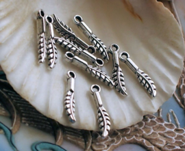 set/10 Charms: Feather - 16 mm - Antique Silver Tone