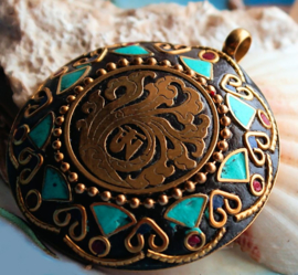 Beautiful large pendant from Indonesia - 58x51 mm - Brass with (gem)stone