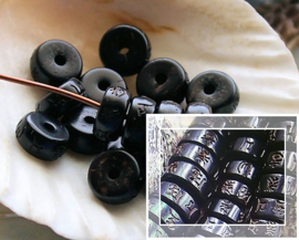 set/4 Heishi kralen: Kokos Prayerbeads met Gegraveerde MANTRA - 8,1 of 9,7 mm - Zwart