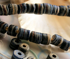 set/5 Antieke TRADE BEADS: Handelskralen uit Ghana - ca 5,5-7 mm - Zwart met diverse Vergrijsde tinten