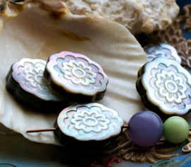 1 lovely bead: Mother of Pearl Shell FLOWER - 20 mm - White/Gray/Rainbow