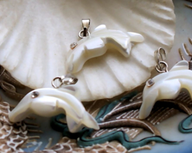 1 Charm: Mother of Pearl - Dolphin + Strass - 25x20 mm - Off White + Luster