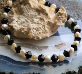 C&G Pearl Bracelet: real Freshwater Pearls with Black Czech Glass - 20,5 cm