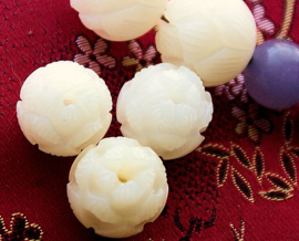 1 Prayer-Bead: LOTUS - Carved Bodhi-Seed - 14x13 mm - Off-White