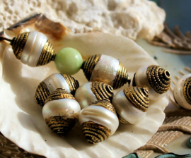 1 beautiful Repoussé Bead from Nepal - 10x13 mm - Freshwater Pearl