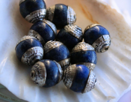 1 Beautiful Bead with Lapis Lazuli uit Nepal - Repoussé - 10,5 mm