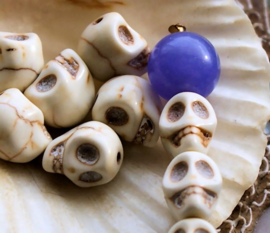 set/5 Beads: SKULL Howlite - 10x8 mm - Off White