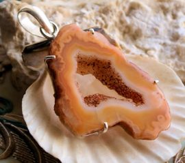 Beautiful Pendant: Agate Geode Druze - SP - 63 mm - Salmon Pink Camel Off-White