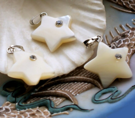 1 Charm: Mother of Pearl - STAR + Strass - 26x18 mm - Off White + Luster