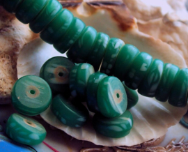 set/5 ANTIEKE TRADE BEADS Handelskralen: Kakamba in Turquoise/Petrol met Wit - Disc ca 12 mm