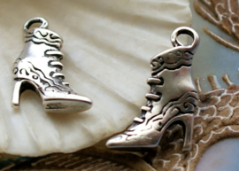 1 Charm: Laced Boot Shoe - 22x15 mm - Antique Silver Tone