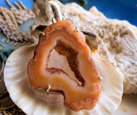 Beautiful Pendant: Agate Geode Druze - SP - 63 mm - Salmon Pink Camel Off-White