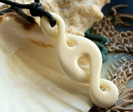 Bone: Handgemaakte Maori Infinity Hanger uit Nieuw-Zeeland - 45 mm - Off White