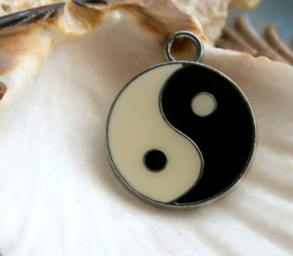 Emaille Hanger: Yin Yang - 25x21 mm - Zwart Off-White + Antiek Zilver Kleur Metaal