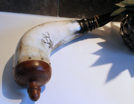 Vintage Schotse Kruithoorn van hoorn, handgedecoreerd met Hert