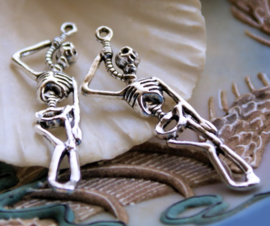 1 Pendant: Hanged Man - Skeleton on Noose - 42 mm - Antique Silver tone