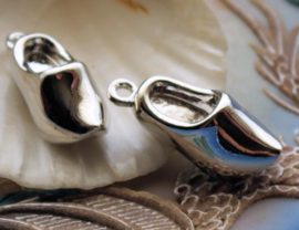 1 Charm Netherlands: Wooden Shoe/Clog - 29 mm - Silver Tone