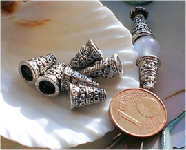 set/8 Kralen Kapjes: Tibetaans - Repoussé - 10x7 mm - Antiek Zilver of Brons of Antiek Goud Kleur