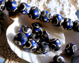 set/4 Krobo TRADE BEADS - Handelskralen uit Ghana - Glas - ca 11 mm - Zwart Kobalt Blauw Off-White