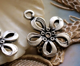 1 Charm: Flower Daisy - 24x19 mm - Matte Antique Silver tone metal