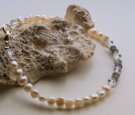 C&G Pearl Bracelet: real Freshwater Pearls with Rainbow Labradorite - 21 cm