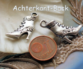 1 Bedel: Rijglaarsje Schoen - 22x15 mm - Antiek Zilver Kleur