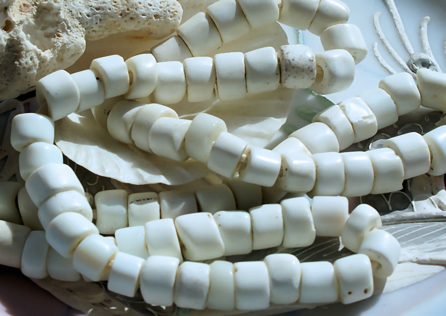 set/80-115 kralen (snoer 55+ cm) ANTIEKE TRADE BEADS Porseleinen Handelskralen: Nigeria Goomba - ca 8 mm - Off White