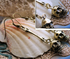 Paar Oorbellen: Skull & Bone - 48 mm lang - Antiek Goud Kleur