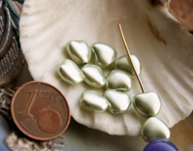 set/9 Beads: Pearl Heart - 8 mm - Light Silk Green