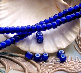 set/15 ANTIEKE TRADE BEADS Handelskralen: Afrika Europa - White Heart - ca 5 mm - Kobalt Blauw