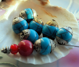 1 mooie Repoussé Kraal uit Nepal - ca 14x10 mm - Im. Turquoise